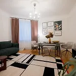 Elegant Poets 2br & Large Sofa Bed For 6 アパート *