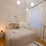 Elegant Poets 2br & Large Sofa Bed For 6 アパート リガ