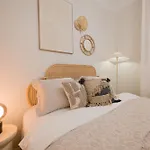 Elegant Poets 2br & Large Sofa Bed For 6 * リガ