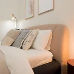 Elegant Poets 2br & Large Sofa Bed For 6 *