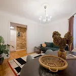 Elegant Poets 2br & Large Sofa Bed For 6 アパート リガ