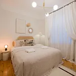 アパート Elegant Poets 2br & Large Sofa Bed For 6 リガ