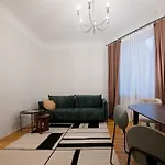 アパート Elegant Poets 2br & Large Sofa Bed For 6 リガ