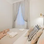 Elegant Poets 2br & Large Sofa Bed For 6 リガ