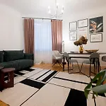 Апартаменти Elegant Poets 2br & Large Sofa Bed For 6 Рига