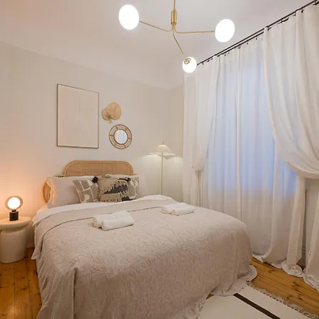 Elegant Poets 2br & Large Sofa Bed For 6 アパート リガ