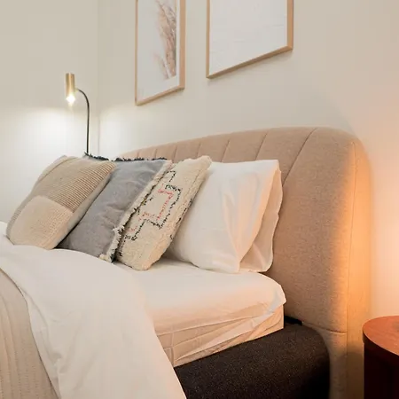 Elegant Poets 2br & Large Sofa Bed For 6 *