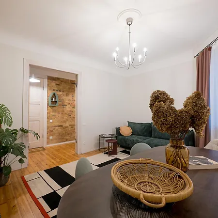 Elegant Poets 2br & Large Sofa Bed For 6 アパート リガ