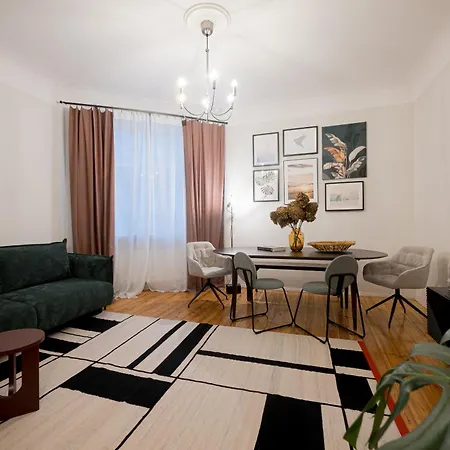 Elegant Poets 2br & Large Sofa Bed For 6 リガ