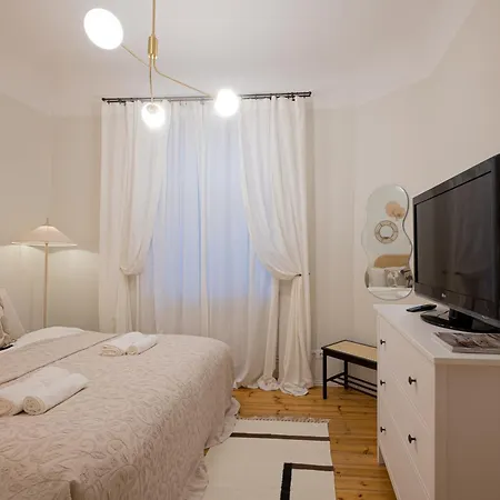 Elegant Poets 2br & Large Sofa Bed For 6 *